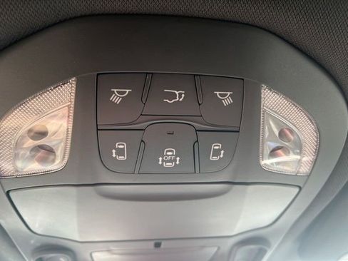 Used 2025 Chrysler Pacifica Limited FWD image 10