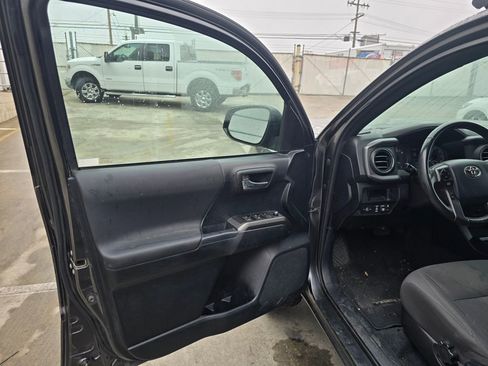 Used 2017 Toyota Tacoma TRD Off-Road image 7