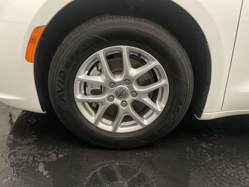 Used 2025 Chrysler Pacifica Select FWD image 25