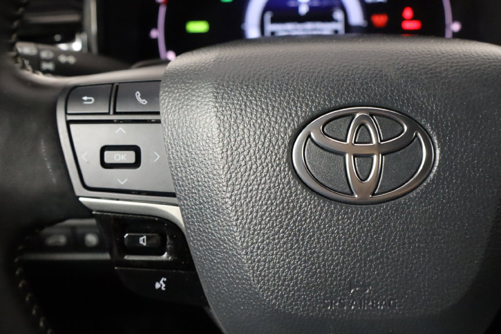 Used 2025 Toyota Camry SE FWD image 8