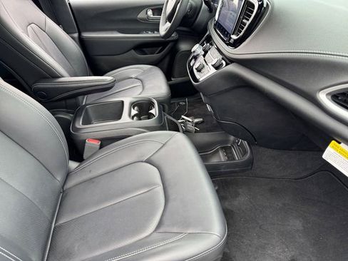 Certified 2025 Chrysler Pacifica Select image 21