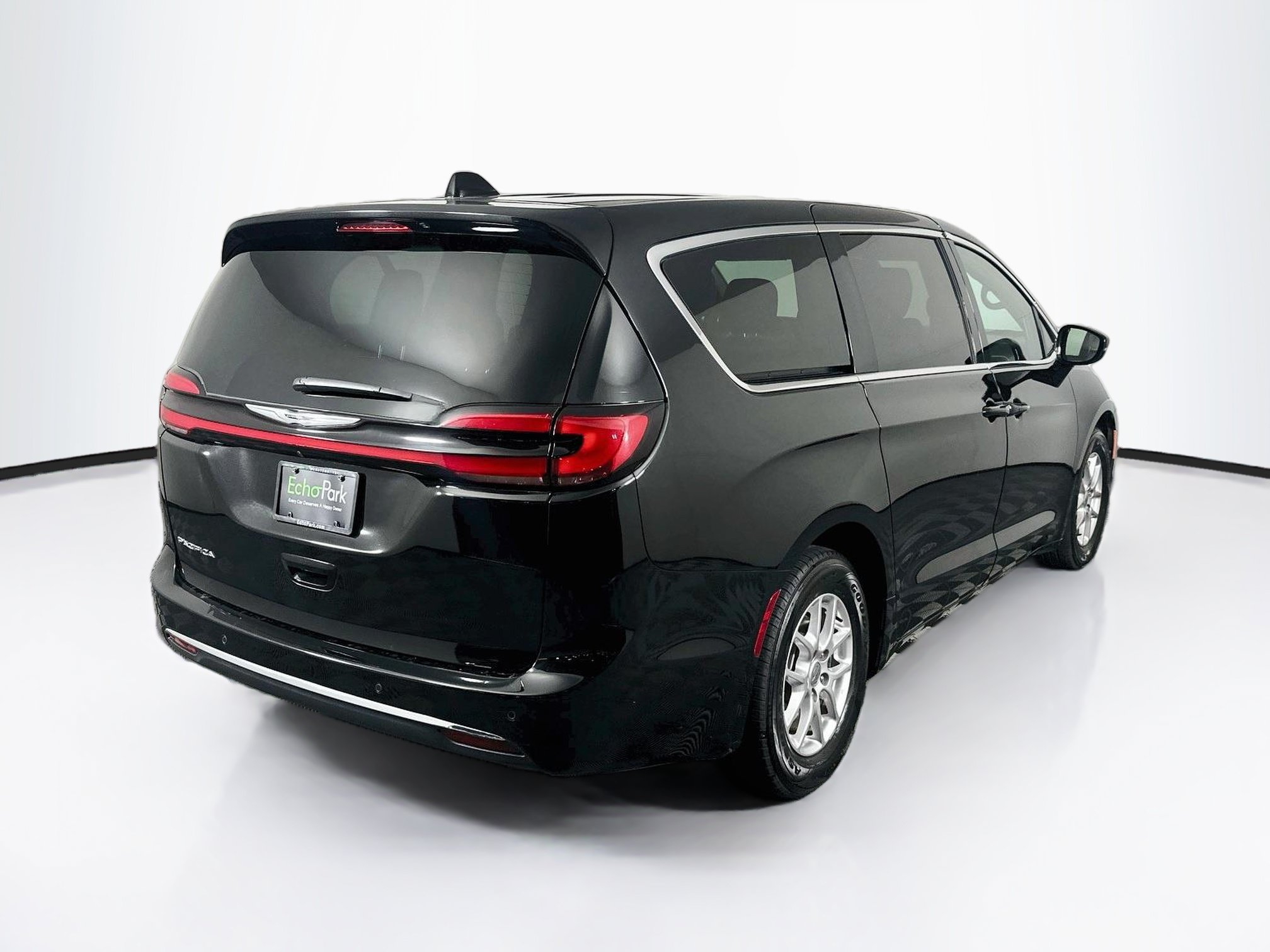 Used 2025 Chrysler Pacifica Select FWD image 9