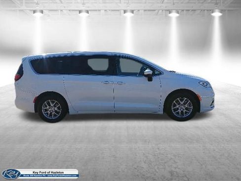Used 2023 Chrysler Pacifica Touring-L FWD image 7
