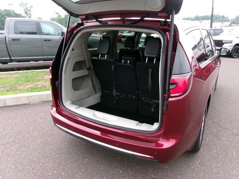 Used 2023 Chrysler Pacifica Touring-L FWD image 14