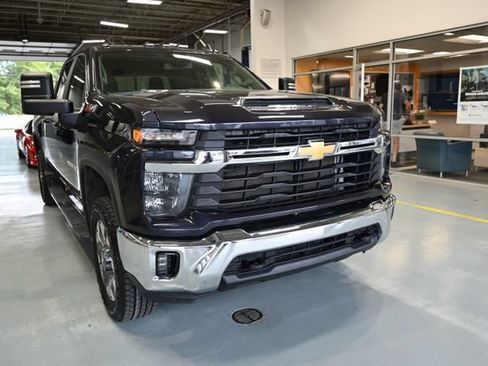 Used 2024 Chevrolet Silverado 2500 LT AWD/4WD image 3