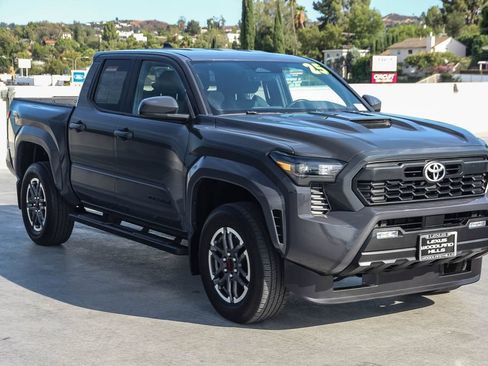 Used 2025 Toyota Tacoma TRD Sport AWD/4WD image 3