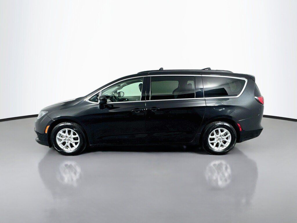 Used 2020 Chrysler Voyager Lxi FWD image 2