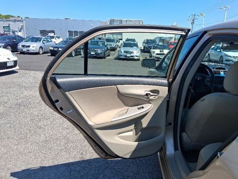 Used 2013 Toyota Corolla LE image 17