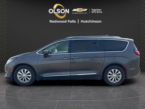 Used 2018 Chrysler Pacifica Touring-L image 2