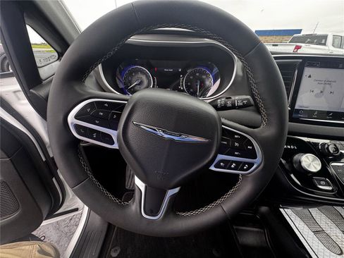 Used 2025 Chrysler Pacifica Select FWD image 16