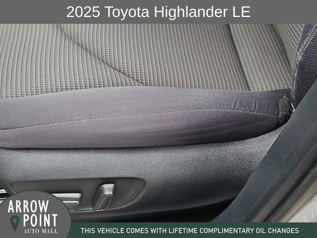 Used 2025 Toyota Highlander LE FWD image 23