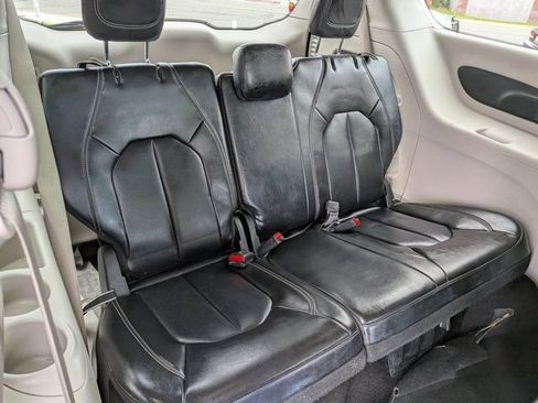 Used 2023 Chrysler Pacifica Touring-L FWD image 8