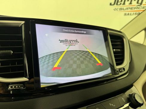 Used 2023 Chrysler Voyager LX FWD image 3