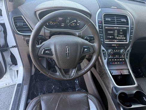 Used 2016 Lincoln MKX Reserve w/ Technology Package FWD image 11