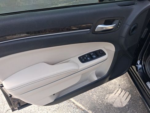 Used 2019 Chrysler 300 Limited RWD image 11