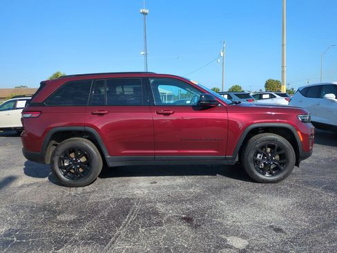Used 2024 Jeep Grand Cherokee Altitude AWD/4WD image 3