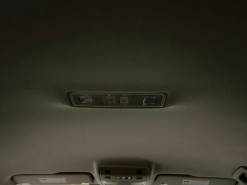 Used 2025 Volkswagen Taos SE image 18