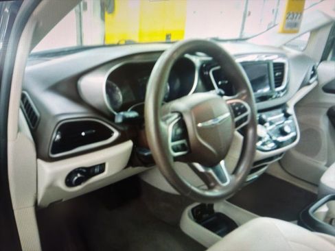Used 2020 Chrysler Voyager Lxi image 6