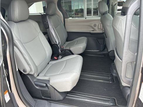 Used 2023 Toyota Sienna XLE w/ XLE Plus Package image 18