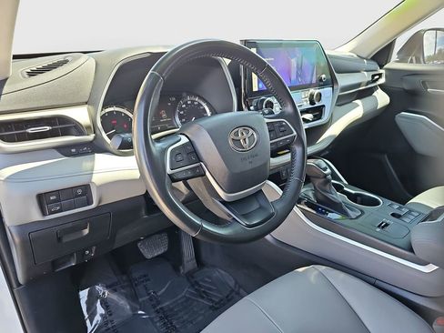 Used 2023 Toyota Highlander XLE FWD image 9