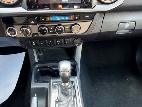Used 2017 Toyota Tacoma TRD Off-Road image 12