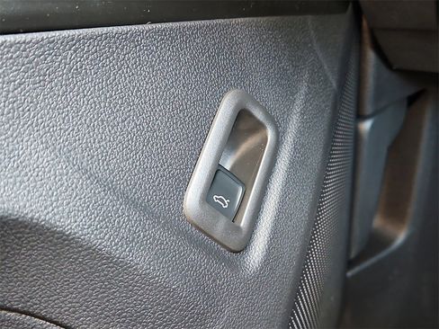 New 2025 Volkswagen Tiguan SE image 11