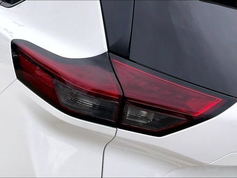Used 2024 Nissan Rogue S FWD image 28