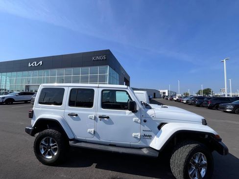 Used 2019 Jeep Wrangler Unlimited Sahara AWD/4WD image 2