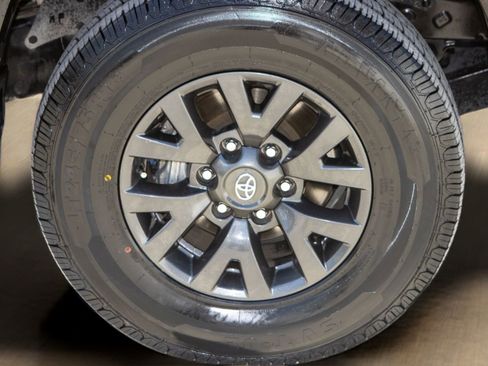 Used 2022 Toyota Tacoma SR5 w/ SR5 Appearance Package (SM) image 34