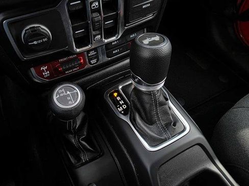 Used 2025 Jeep Wrangler Unlimited Rubicon AWD/4WD image 32