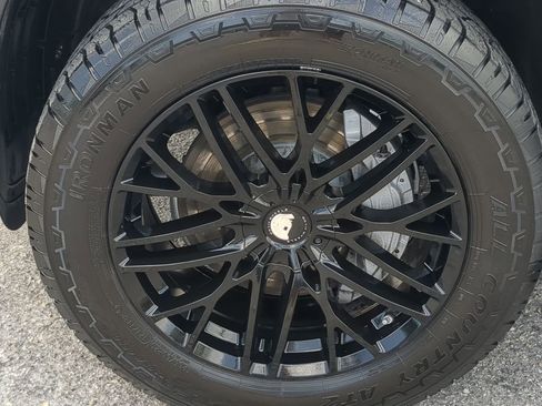 Used 2020 Land Rover Defender 110 First Edition image 11