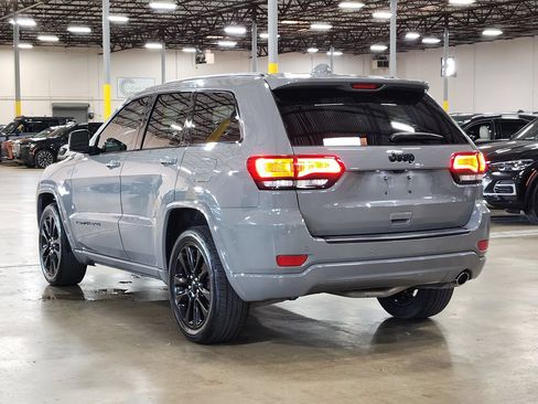 Used 2019 Jeep Grand Cherokee Altitude RWD image 11