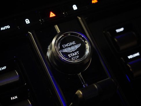 Used 2025 Aston Martin V8 Vantage Coupe image 27