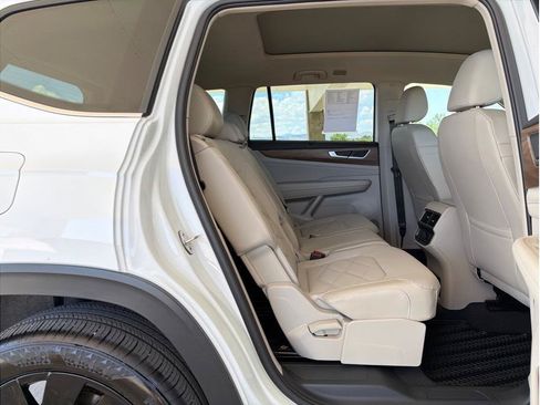 Used 2024 Volkswagen Atlas SE AWD/4WD image 14