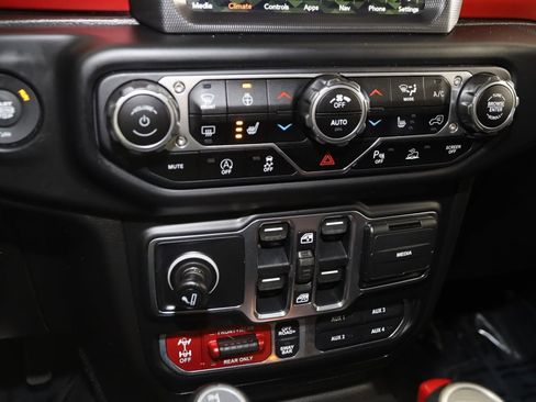 Used 2020 Jeep Gladiator Rubicon w/ Dual Top Group image 30