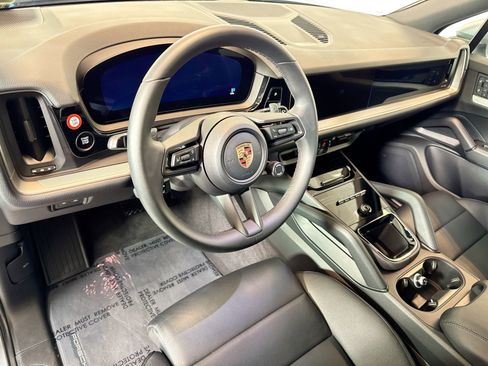 Used 2025 Porsche Cayenne image 4