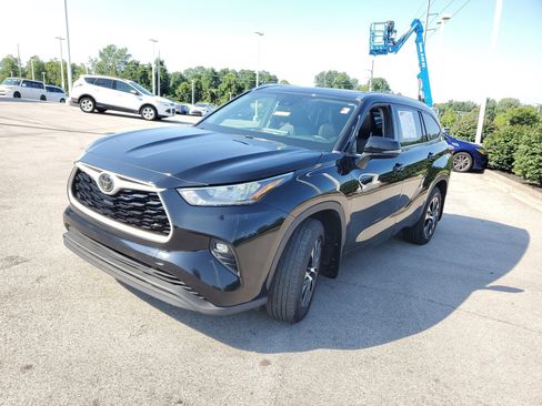 Used 2020 Toyota Highlander XLE AWD/4WD image 2