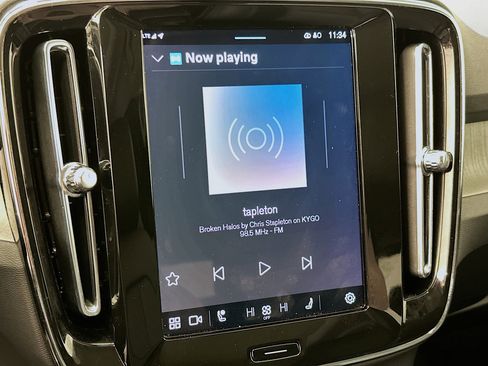 Used 2025 Volvo XC40 B5 Core image 21