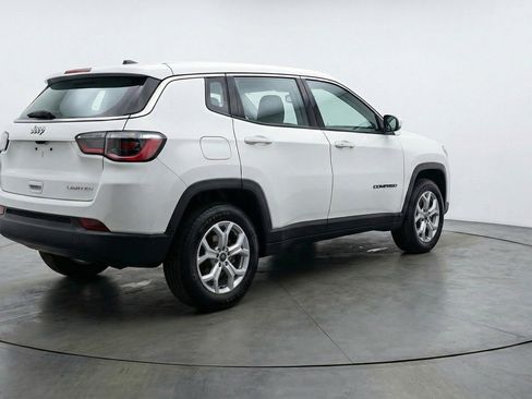 Used 2025 Jeep Compass Latitude image 9