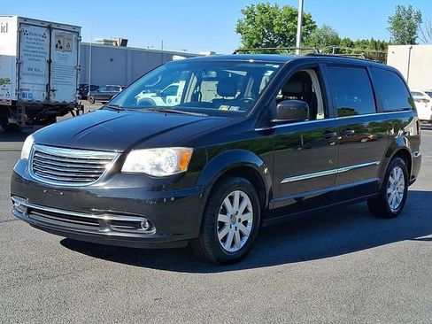 Used 2014 Chrysler Town & Country Touring FWD image 6