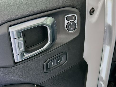 Used 2025 Jeep Wrangler Sahara image 15