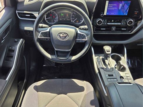 Used 2023 Toyota Highlander LE AWD/4WD image 9