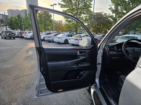 Used 2011 Lexus LX 570 4WD w/ Luxury Pkg image 12