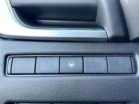 Used 2025 Nissan Rogue SV image 28