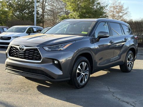 Used 2023 Toyota Highlander XLE image 7