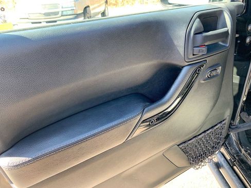 Used 2017 Jeep Wrangler Unlimited Sahara image 18