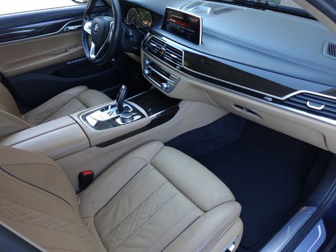 Used 2016 BMW 750i image 8