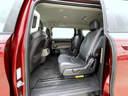 Used 2025 Kia Carnival image 19