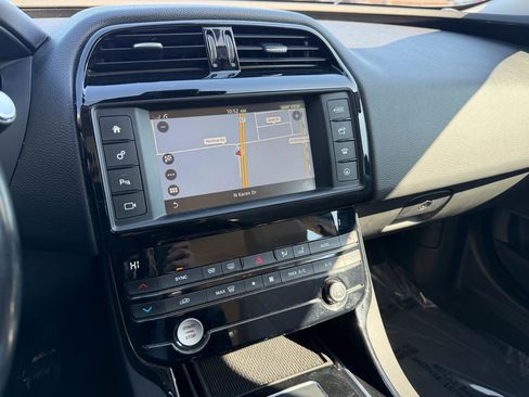 Used 2017 Jaguar XE Premium image 13