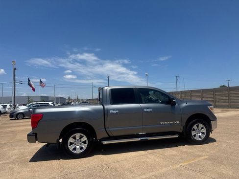 Used 2018 Nissan Titan SV w/ SV Convenience Package RWD image 23